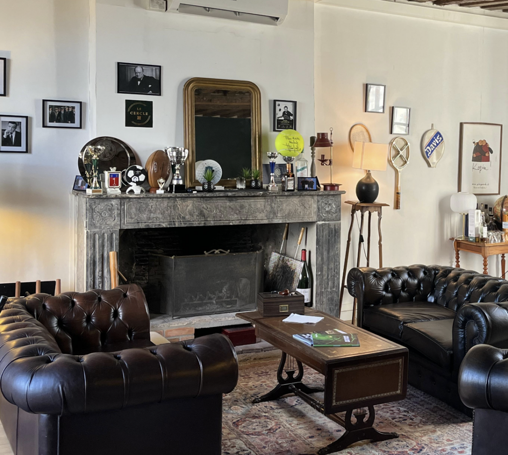 Salon avec billard et éclairage chaleureux